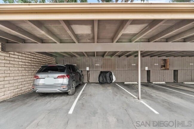 Building Photo - Gorgeous Upper Unit Condo in Fairway Knoll...