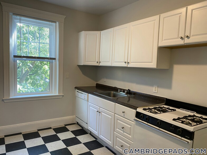 Building Photo - 18A Forest St