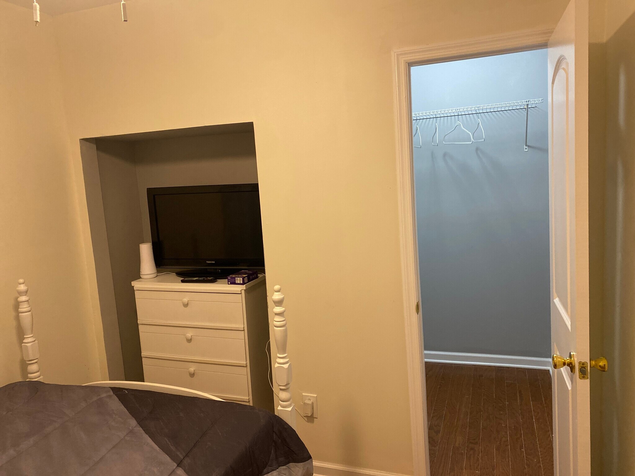 Building Photo - 825 Forest Lake Dr S