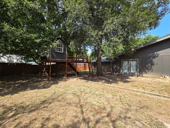 Building Photo - 1.5 Miles to Gruene / Fridge, Washer & Dryer Included / 2 Living Areas / Tons of Space / No Carpe...