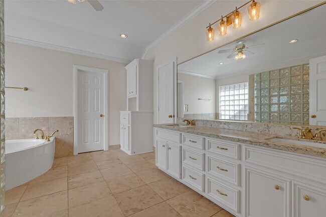 Building Photo - 13642 Lakeside Pl Dr