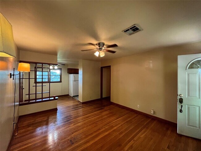 Building Photo - 511 Fleetwood Dr