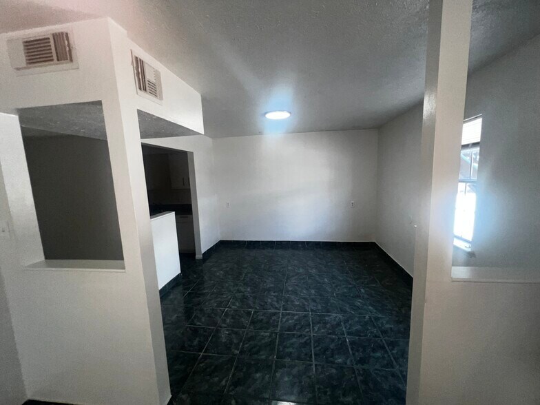 Building Photo - 525 Spring Dr