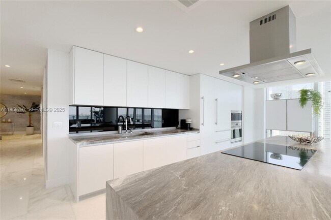 Building Photo - 700 NE 26th Terrace