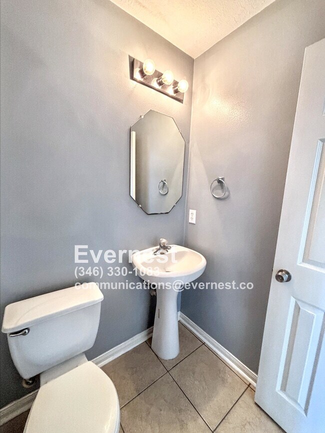 Building Photo - 3-Bedroom Home with Scenic Community Ameni...