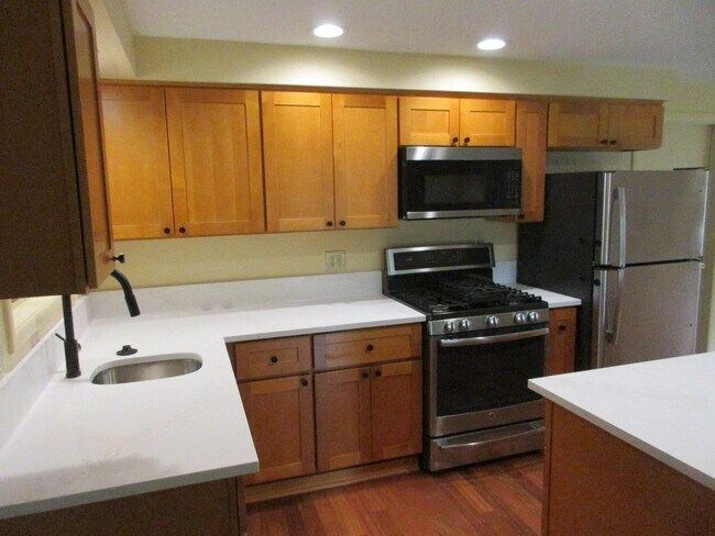 Building Photo - Great Three Bedroom Close South Salem