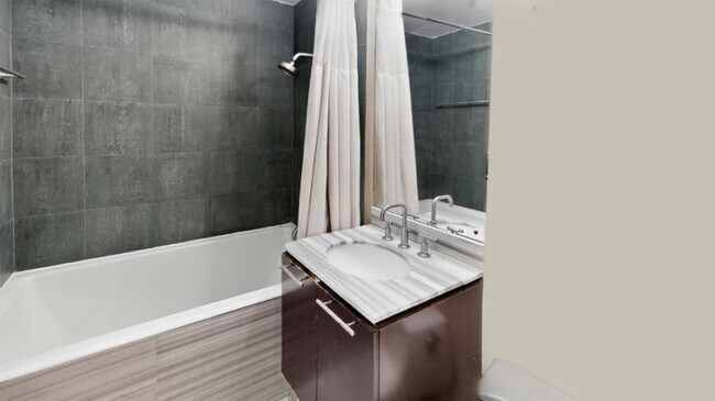 Building Photo - 1 bedroom in LONG ISLAND CITY NY 11101