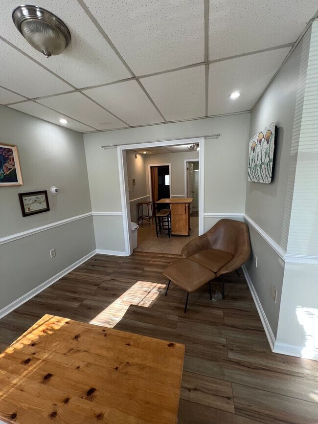 Building Photo - 165 E Pomfret St