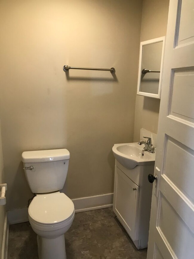 Building Photo - Upstairs 1 Bedroom 1 Bath Apartment