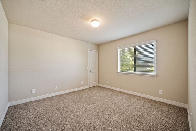Building Photo - Immaculate Home in the Coveted Fairway Rid...