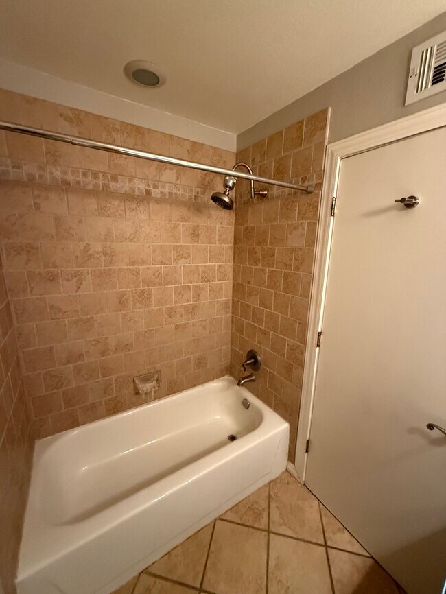 Building Photo - Town Home For Rent