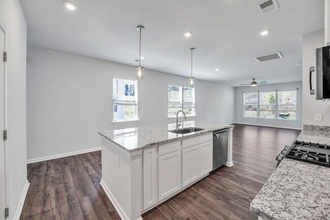 Building Photo - Elegant 4 Bedroom 2.5 Bathroom Home Near Downtown Greenville $2,400/mo rent