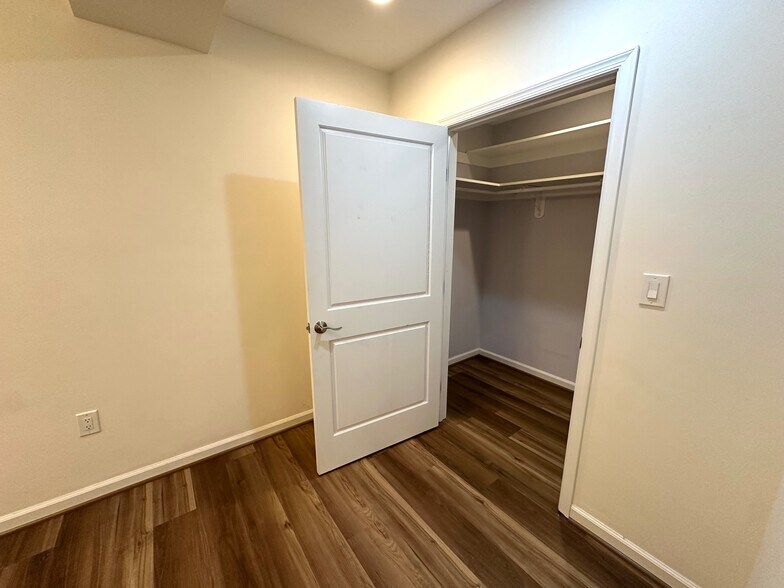 Building Photo - 8405 Dogwood Rd