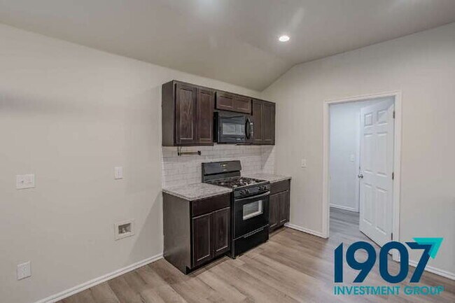 Building Photo - Modern & Spacious 3-Bedroom Home in Newcas...