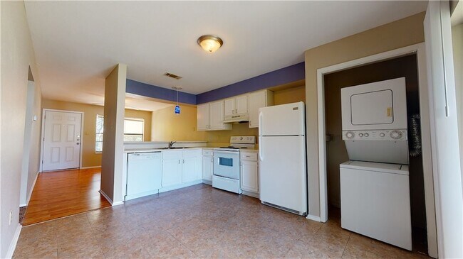 Building Photo - 307 Manuel Dr