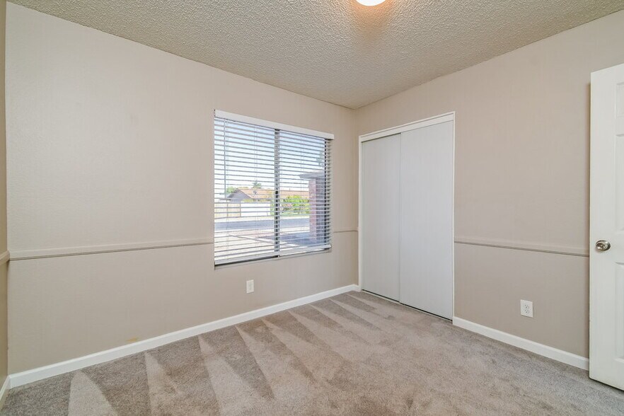 Building Photo - 664 S Robin Ln