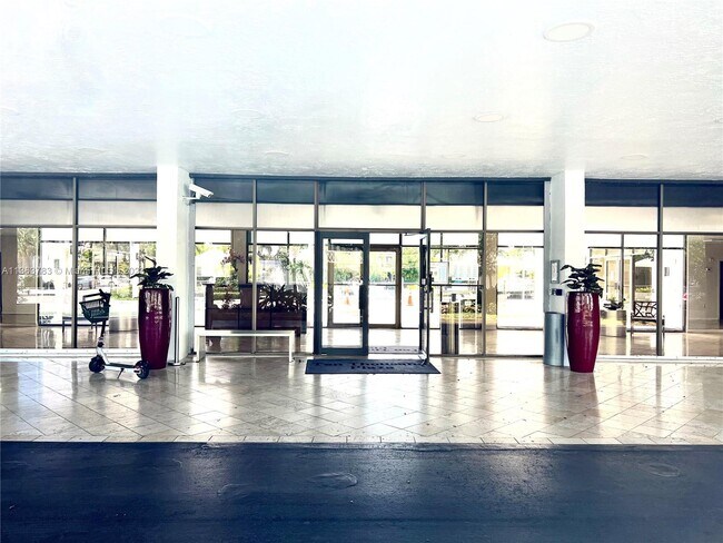 Building Photo - 10000 W Bay Harbor Dr