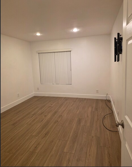 Building Photo - 21500 Burbank Blvd