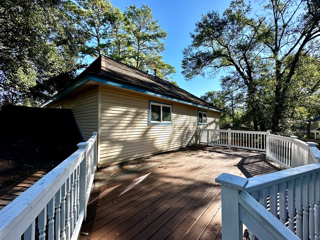 Upstairs Deck space - 15231 Highsprings Dr