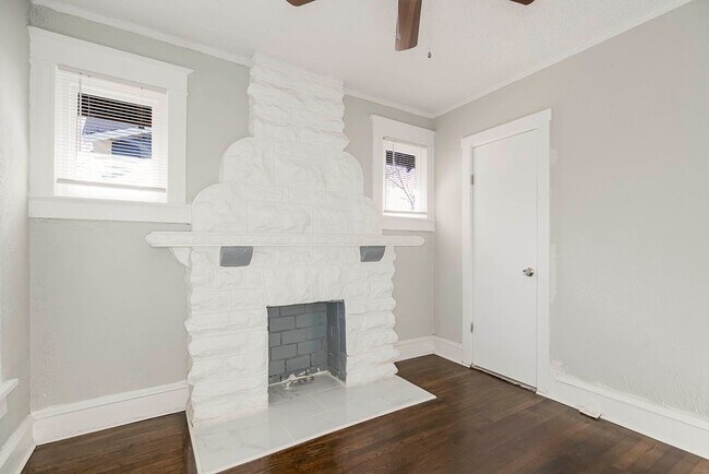 Building Photo - Spacious 5-Bedroom Home with 2 Full Bathro...