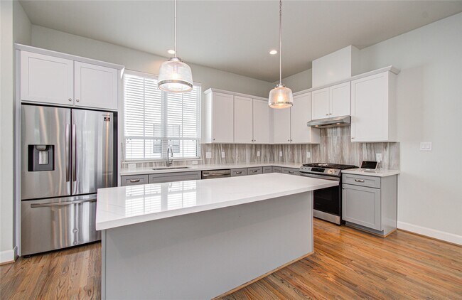Building Photo - 2818 Grand Fountains Dr