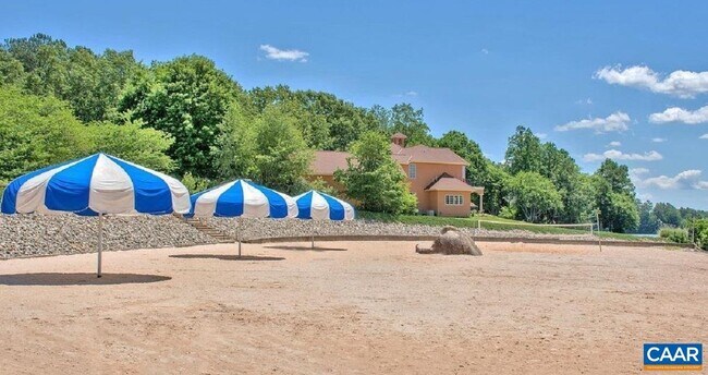 Building Photo - 2 Pineknoll Cir