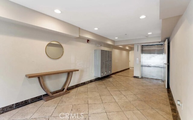 Building Photo - 118 S Clark Dr