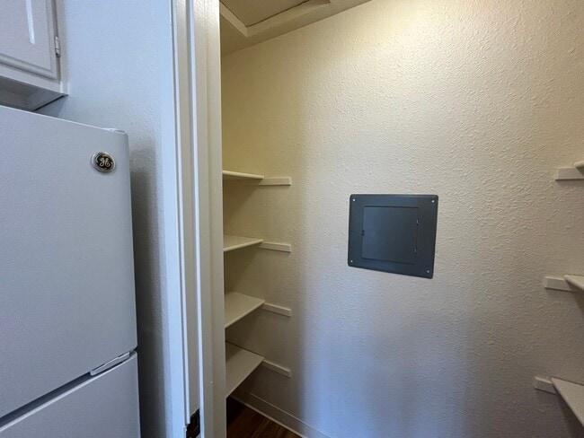 Building Photo - Large 2 BR / 2 BA featuring Cathedral Ceilings, Washer & Dryer, Plus Parking Included!