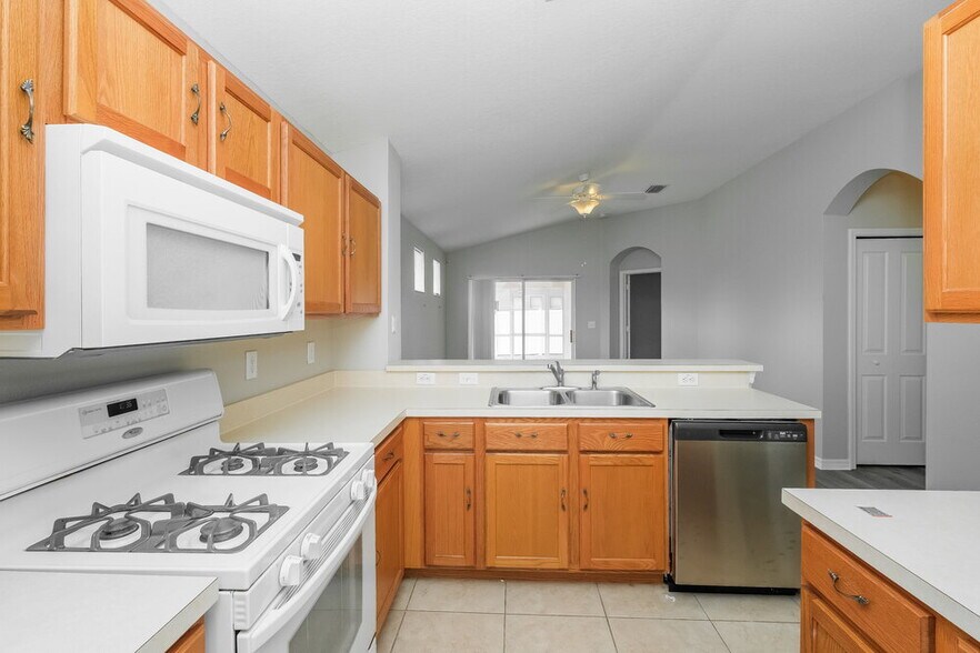Building Photo - 8350 Crescent Moon Dr