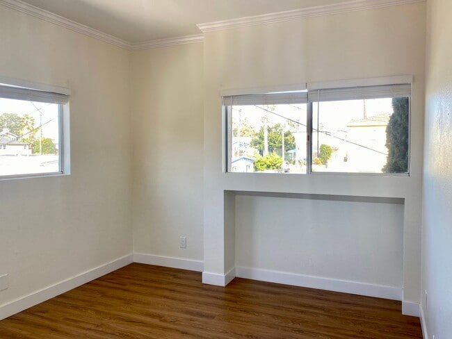 Building Photo - Upstairs 2BD Apartment Home! Great PB Location! Garage! AC!