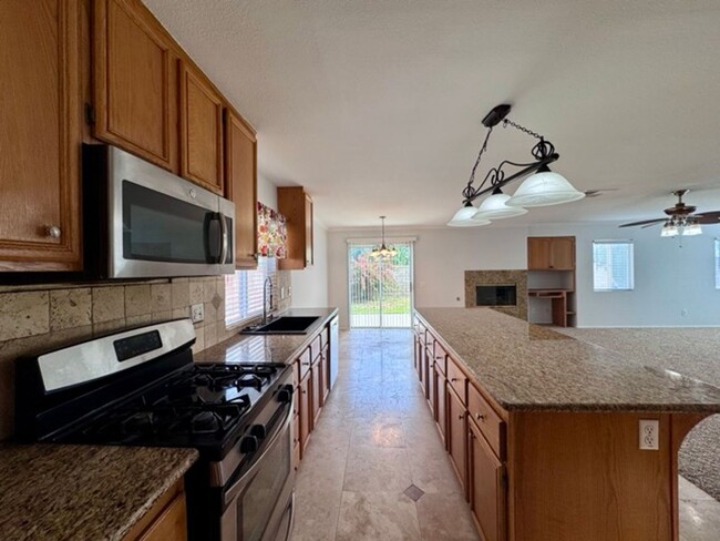 Building Photo - Spacious 4 Bedroom Home with a loft AND bo...