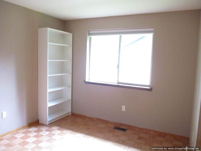 Building Photo - Charming 3-Bedroom Rambler with Spacious B...
