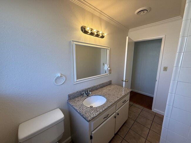 Building Photo - 4-bedroom single story in East Modesto!