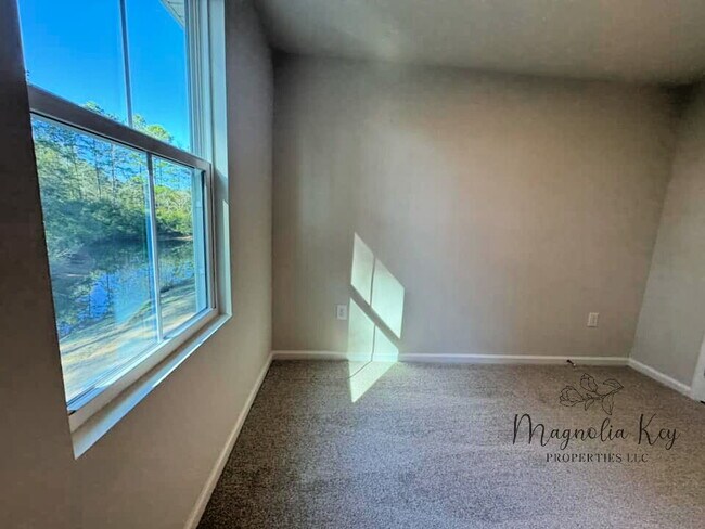Building Photo - New 3 bed 2.5 bath Townhouse in Forestbrook