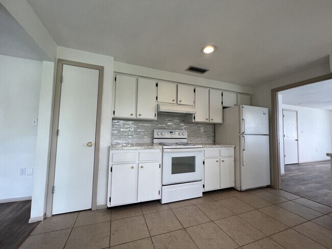 Building Photo - ** Single Family Home - Port Charlotte - 2 Bed / 2 Bath Plus Den/Bonus Room - Annual Rental - $1,...