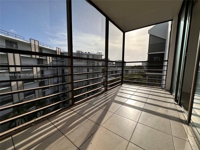 Building Photo - 20500 W Country Club Dr