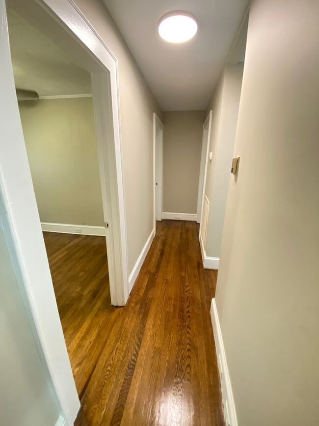 Building Photo - Freshly renovated 4 bedroom 2 bathroom hou...