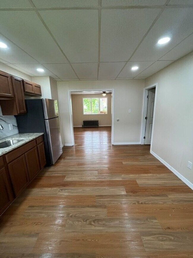 Building Photo - 3 bedroom 2 bathroom