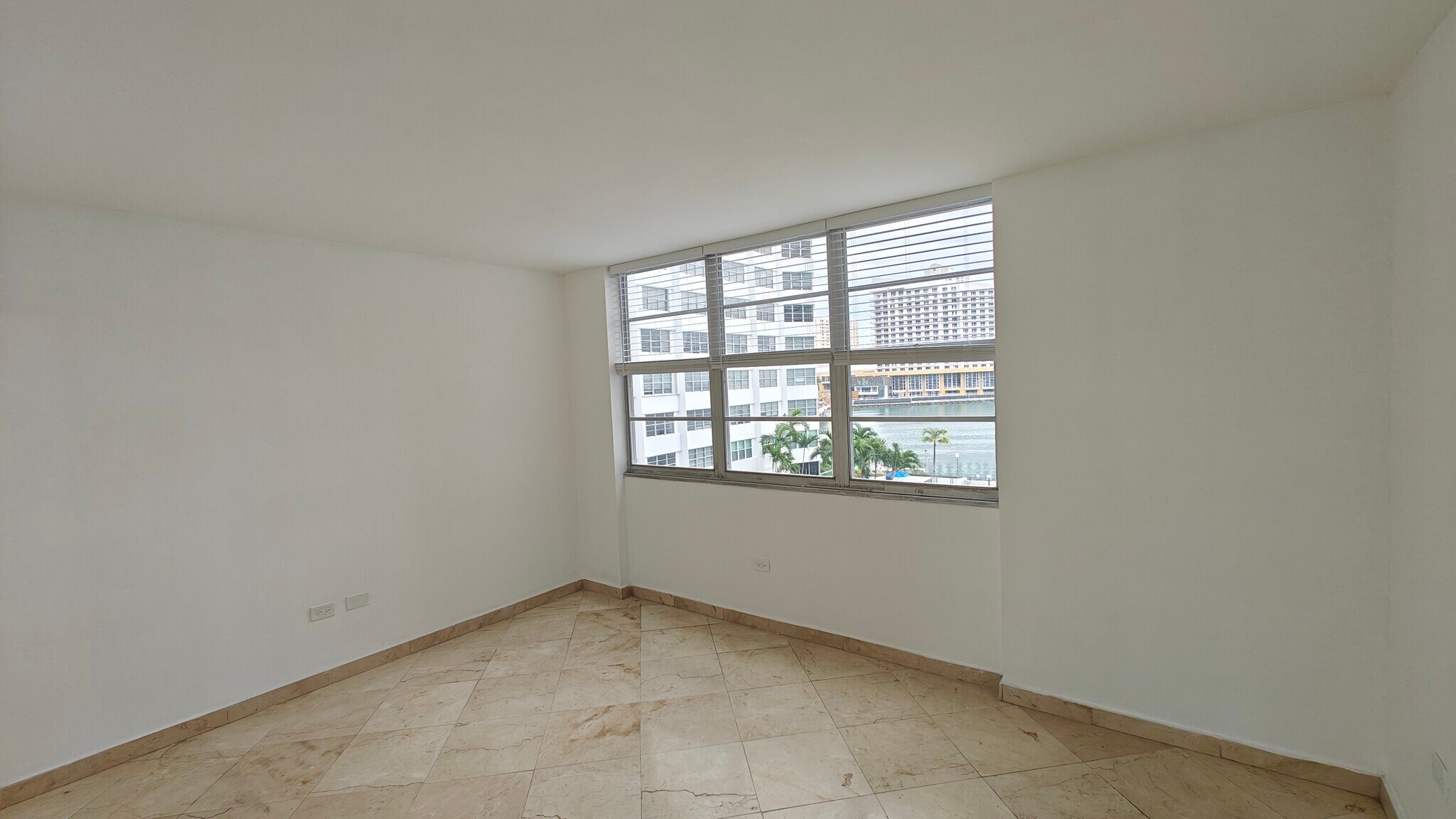 Building Photo - 825 Brickell Bay Dr