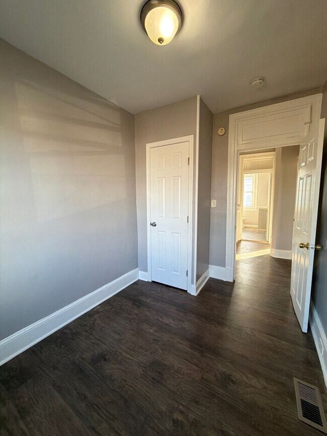 Building Photo - 2 Bedrooms Plus den Home