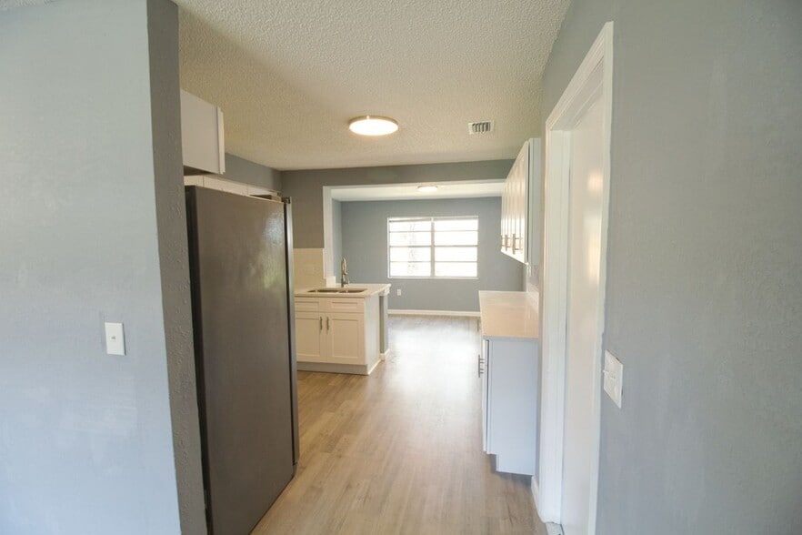 Building Photo - 7138 Oakwood Dr