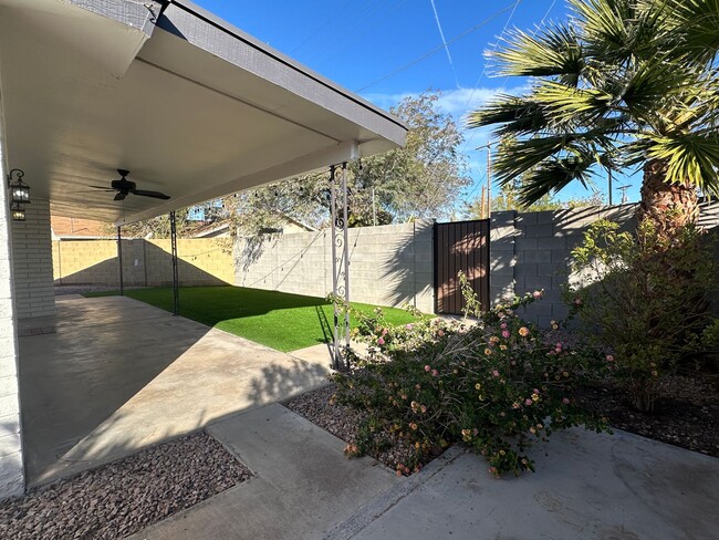 Building Photo - Scottsdale, 3 bed, 2 bath, 2 car garage, 1...