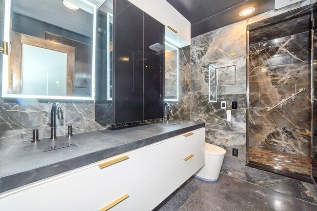 Building Photo - 1530 S State St