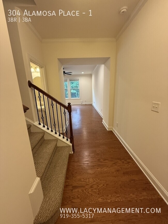 Building Photo - 304 Alamosa Pl