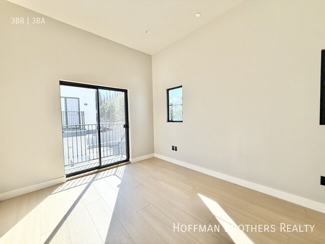 Building Photo - 1249 S Plymouth Blvd