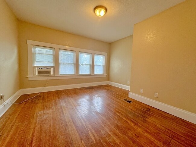 Building Photo - 6 Bedroom on Campus