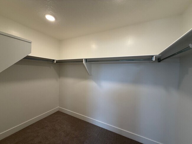 Building Photo - Brand New Townhome