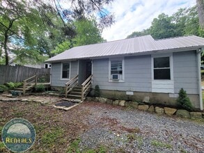 Building Photo - Charming 2 Bedroom Home --- Walking Distance to Campus!