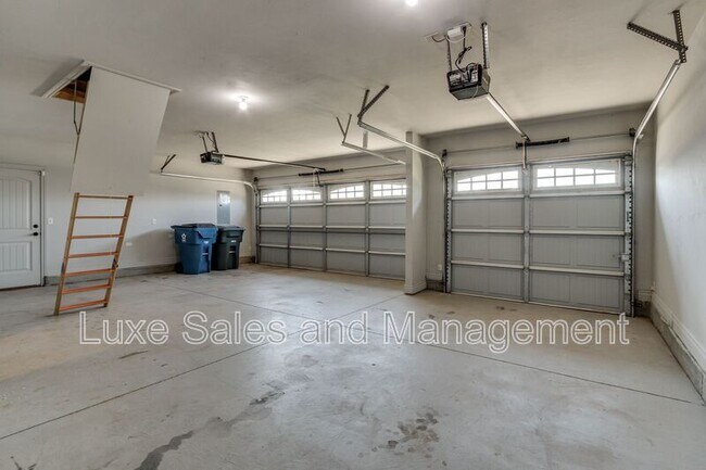 Building Photo - 6133 Oxnard St