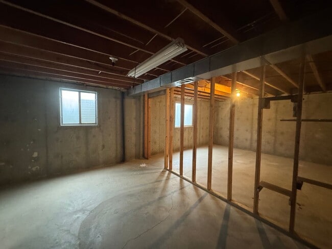 Building Photo - 6920 N Old Fort Dr